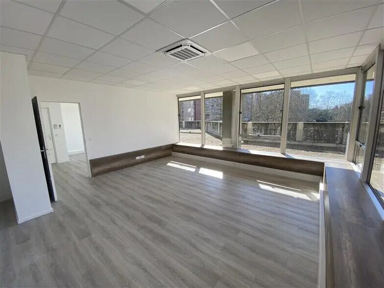 Bureau dans Maisons-Alfort à louer - Photo de l’immeuble – Image 2 sur 7