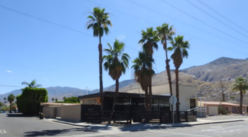 693 E Sunny Dunes Rd, Palm Springs, CA à vendre - Photo de l’immeuble – Image 2 sur 13