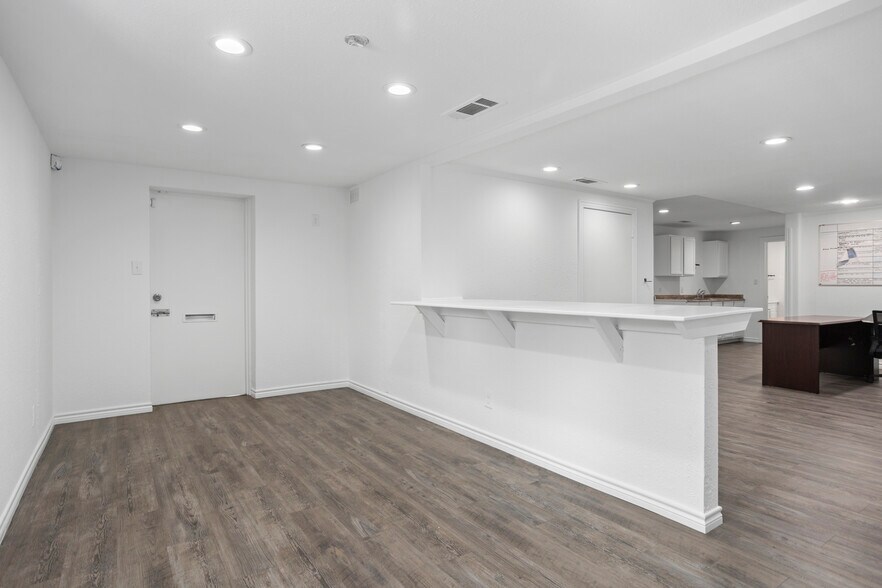 6361 Singleton Blvd, Dallas, TX à louer - Photo de l’immeuble – Image 2 sur 8