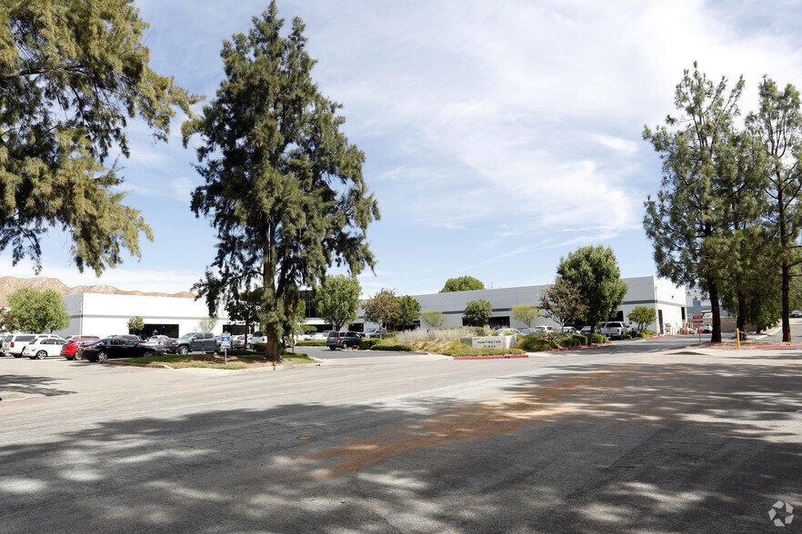 26007 Huntington Ln, Valencia, CA à louer - Photo de l’immeuble – Image 2 sur 3