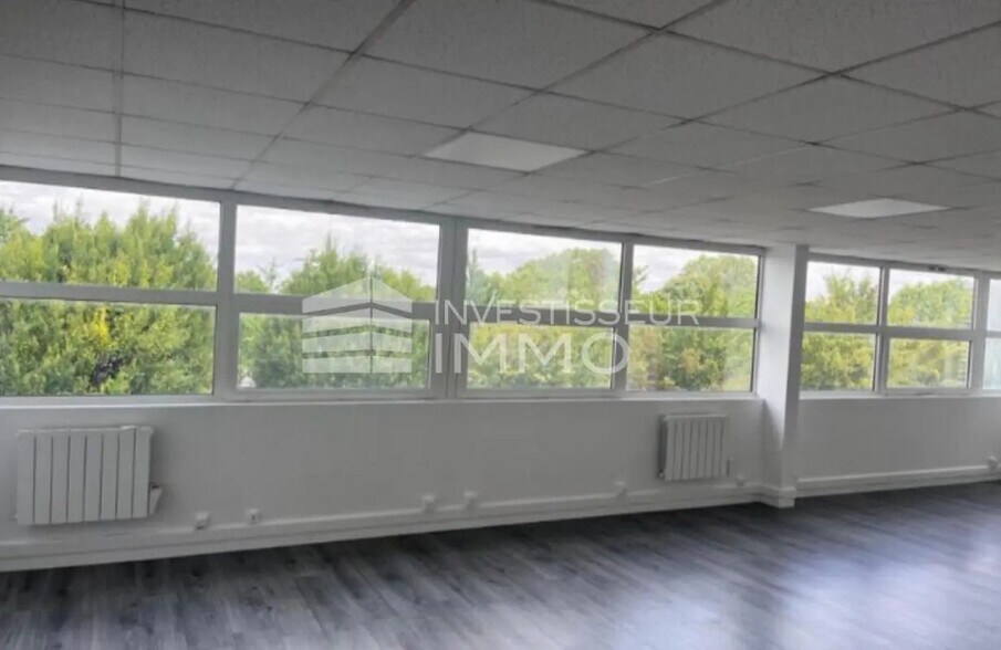 Local d’activités dans La Courneuve à louer - Photo de l’immeuble – Image 3 sur 4