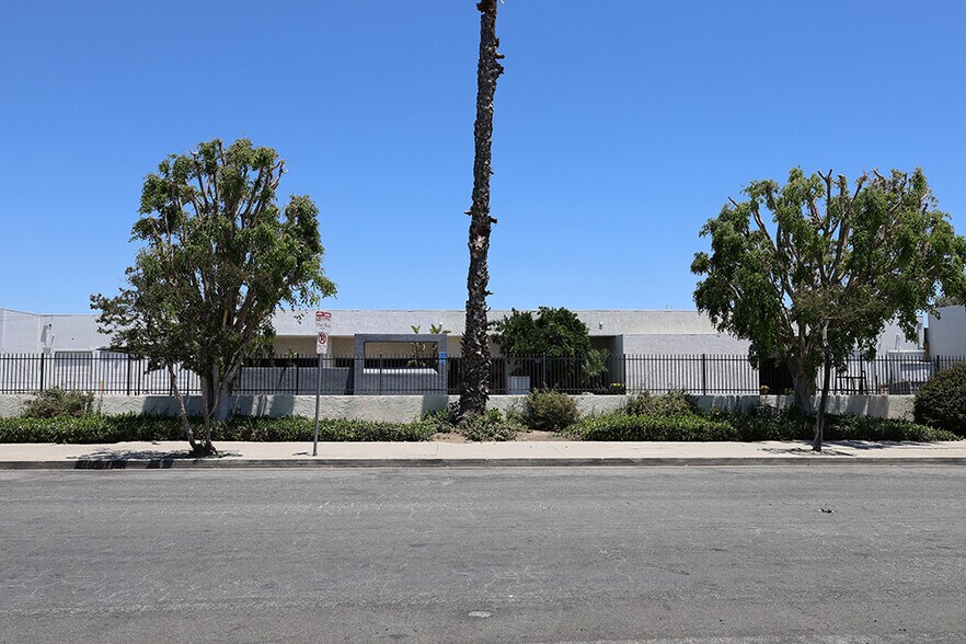 7050 Valjean Ave, Van Nuys, CA à louer - Photo de l’immeuble – Image 3 sur 9