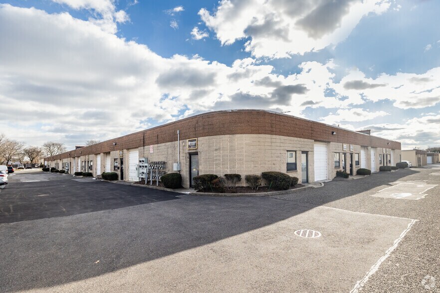 66 S 2nd St, Bay Shore, NY à louer - Photo de l’immeuble – Image 3 sur 4