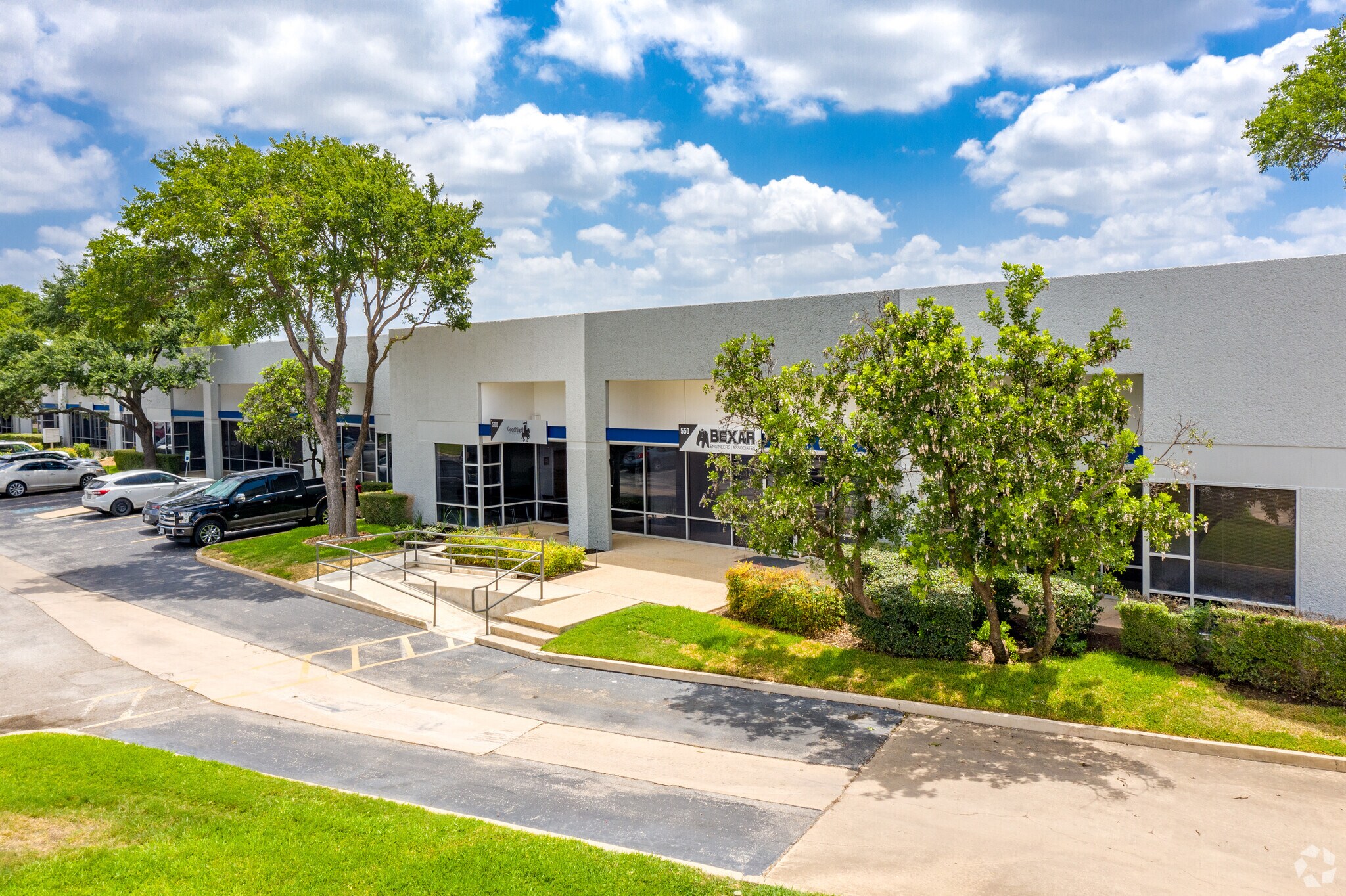7042 Alamo Downs Pky, San Antonio, TX à louer Photo de l’immeuble– Image 1 sur 5