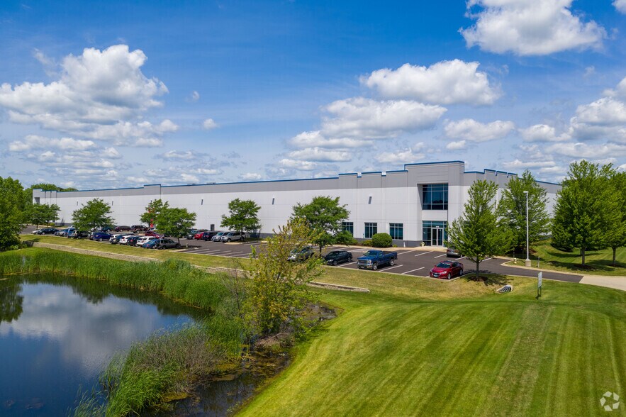 3210 Oak Grove Ave, Waukegan, IL à louer - Photo de l’immeuble – Image 2 sur 8