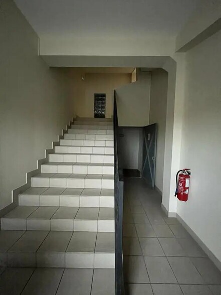 Local d’activités dans Reims à louer - Photo de l’immeuble – Image 2 sur 6