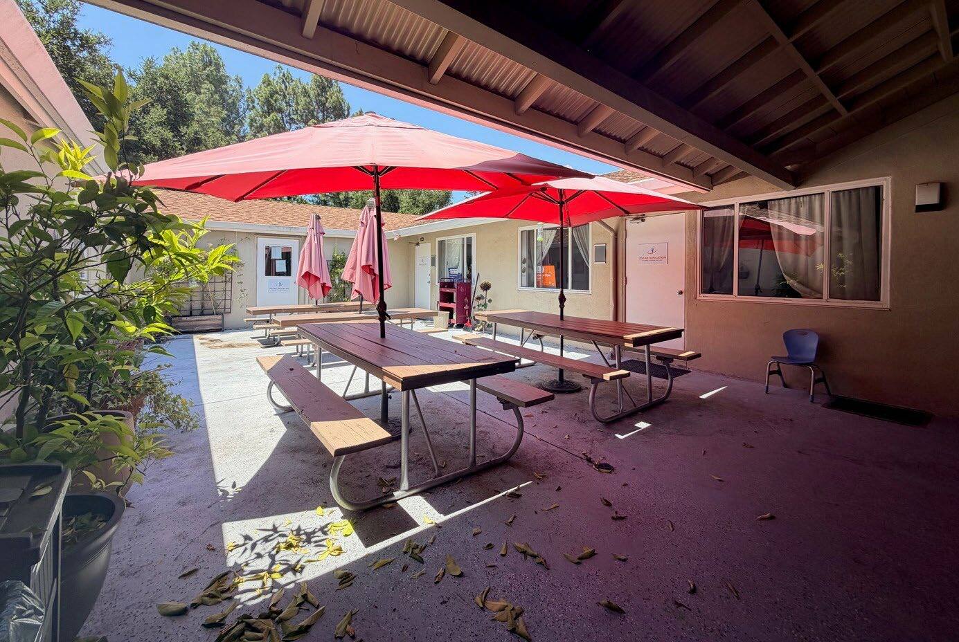 858 University Ave, Los Altos, CA à louer Photo de l’immeuble– Image 1 sur 13