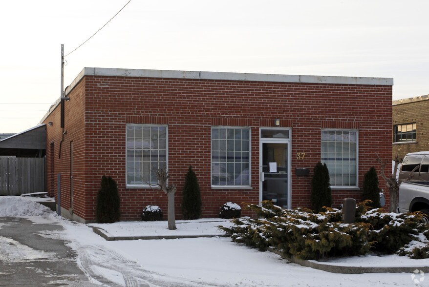 37 Chauncey Ave, Toronto, ON à louer - Photo principale – Image 1 sur 2
