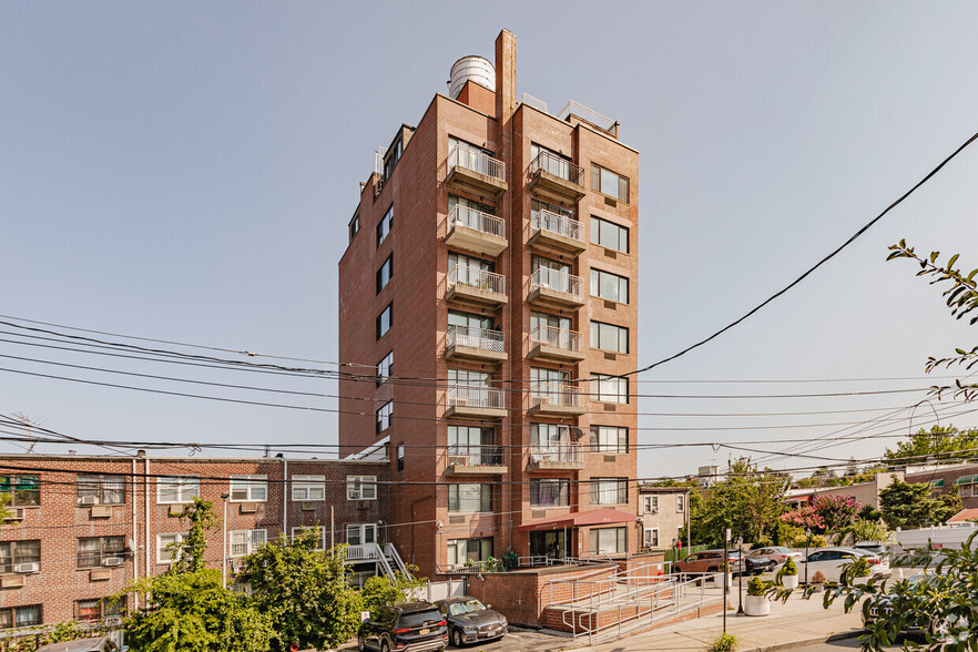 8714 57th Rd, Elmhurst, NY à vendre - Photo de l’immeuble – Image 2 sur 8
