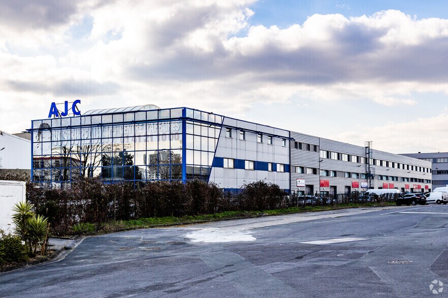 Local d’activités dans Villeneuve-la-Garenne à louer - Photo de l’immeuble – Image 2 sur 3