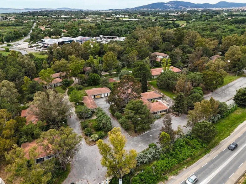 Local d'activités dans Hyères à vendre - Photo de l’immeuble – Image 1 sur 26
