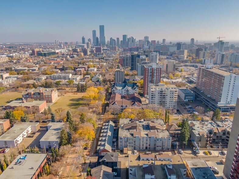 11833 102 Ave NW, Edmonton, AB à vendre - Photo de l’immeuble – Image 3 sur 67