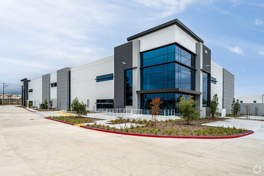 3525 E Airport Dr, Ontario, CA à louer - Photo de l’immeuble – Image 1 sur 6