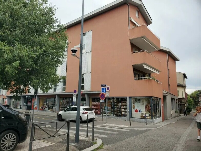 Local d’activités dans Sainte-Foy-lès-Lyon à louer - Photo de l’immeuble – Image 1 sur 9