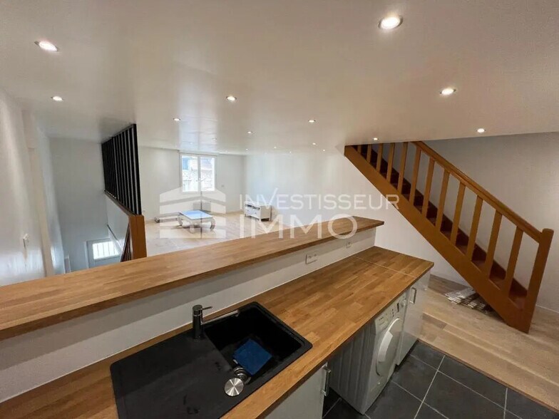 Bureau dans Rozay-en-Brie à louer - Photo de l’immeuble – Image 1 sur 8