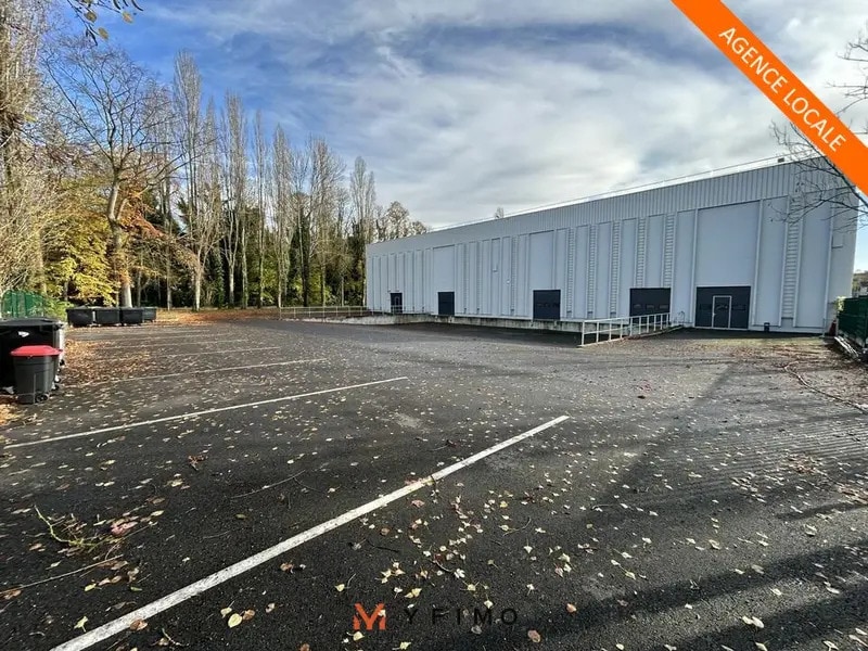 Industriel/Logistique dans Saint-Ouen-l'Aumône à louer Photo de l’immeuble– Image 1 sur 9