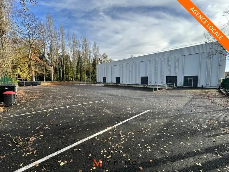 Industriel/Logistique dans Saint-Ouen-l'Aumône à louer Photo de l’immeuble– Image 1 sur 9