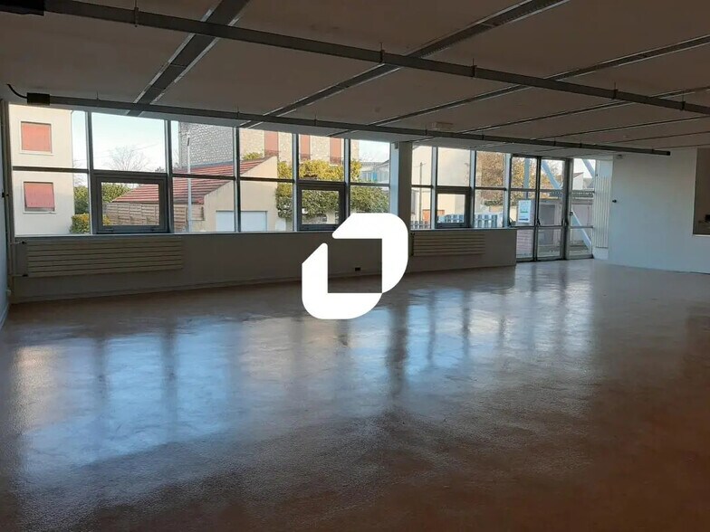 Bureau dans Dammarie-les-Lys à louer - Photo de l’immeuble – Image 2 sur 13