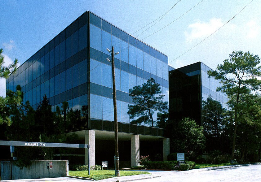 17 S Briar Hollow Ln, Houston, TX à louer - Photo de l’immeuble – Image 2 sur 9
