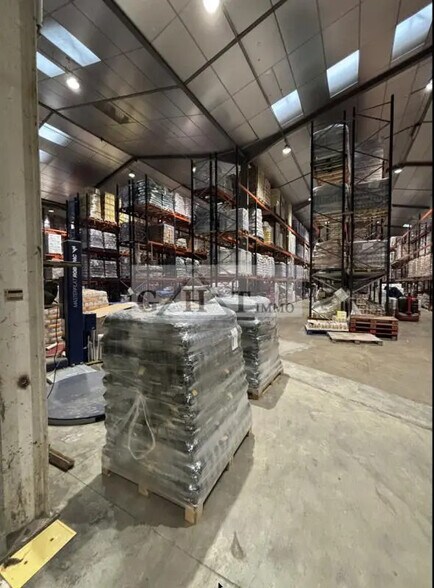 Bureau dans Villeneuve-la-Garenne à louer - Photo de l’immeuble – Image 1 sur 2