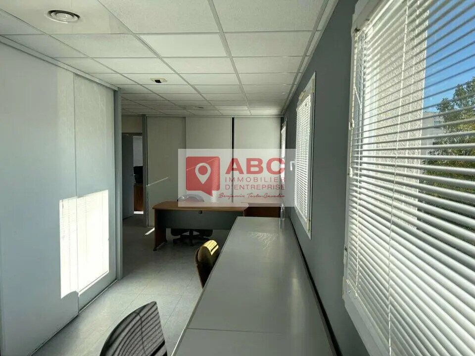 Bureau dans Nîmes à louer Photo de l’immeuble– Image 1 sur 9