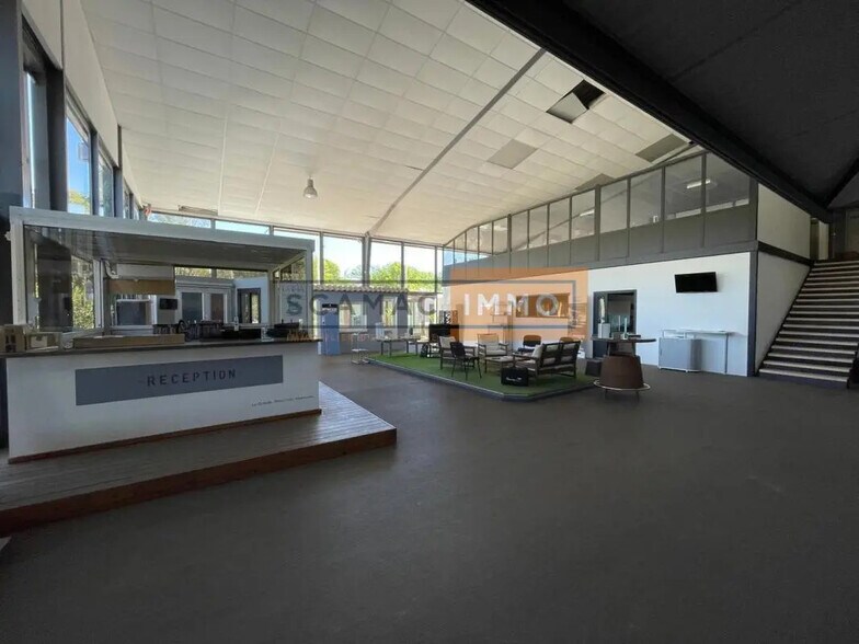 Local d’activités dans Fréjus à louer - Hall d’entrée – Image 2 sur 7