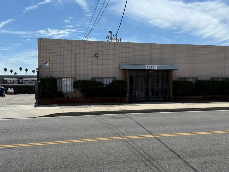 13754 Saticoy St, Panorama City, CA à louer - Photo de l’immeuble – Image 3 sur 33