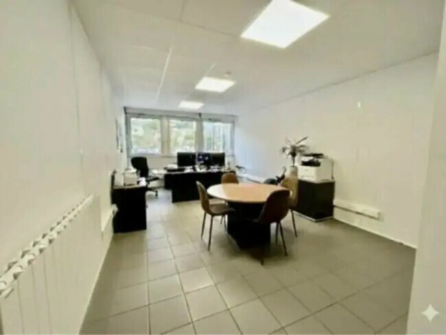 Plus de détails pour Local d'activités à louer