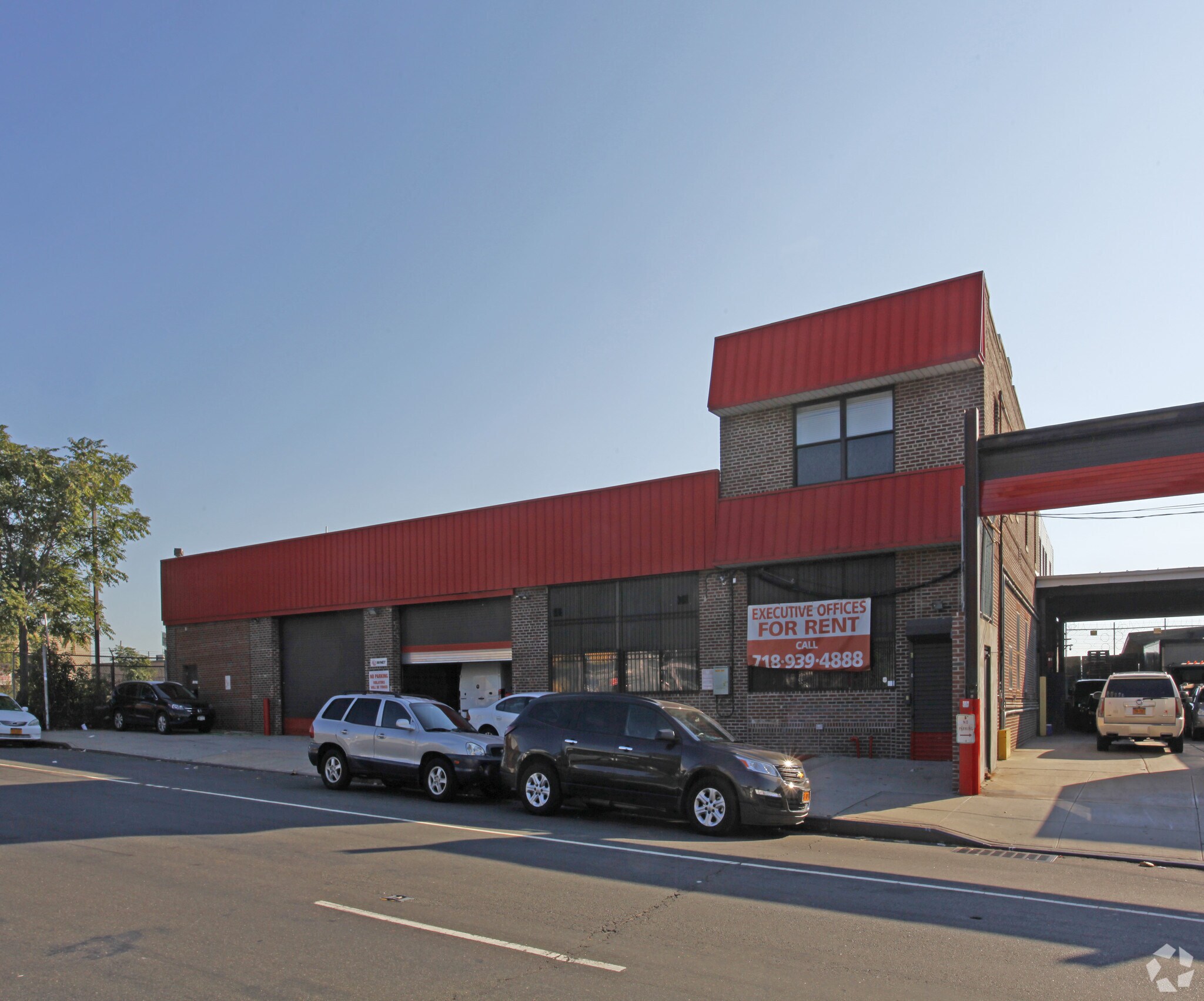 56-15 58th St, Maspeth, NY à louer Photo principale– Image 1 sur 3