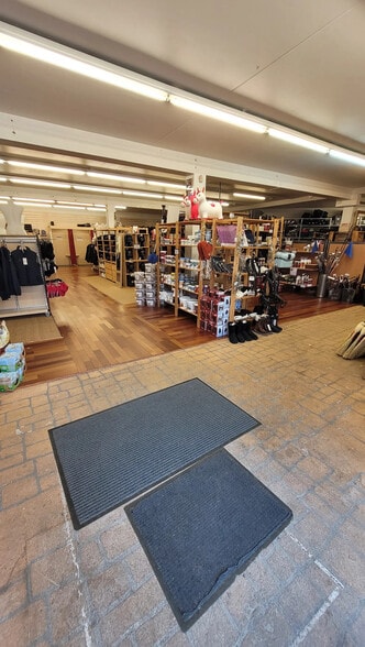 Local commercial dans CHAMPAGNE-AU-MONT-D'OR à louer - Photo intérieure – Image 2 sur 2