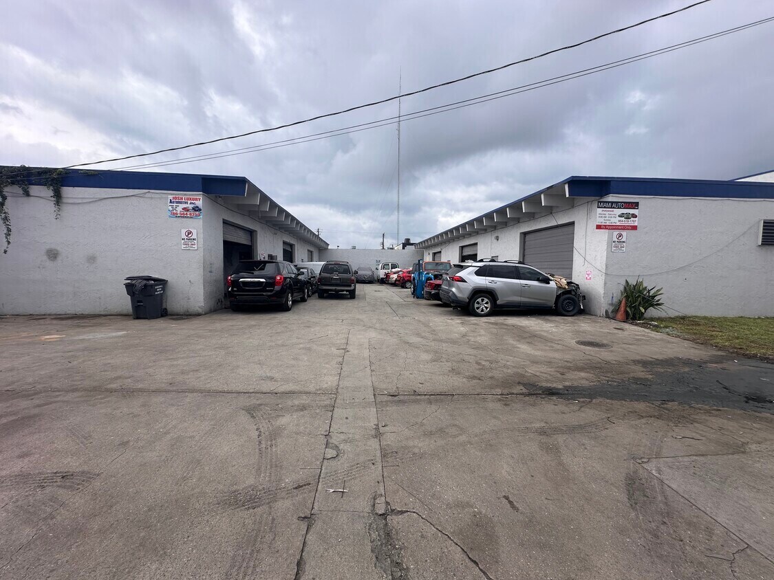 5661 Plunkett St, Hollywood, FL à louer Photo principale– Image 1 sur 6
