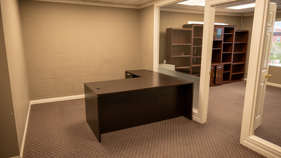 1901 Centre St NW, Calgary, AB à vendre - Photo intérieure – Image 3 sur 12