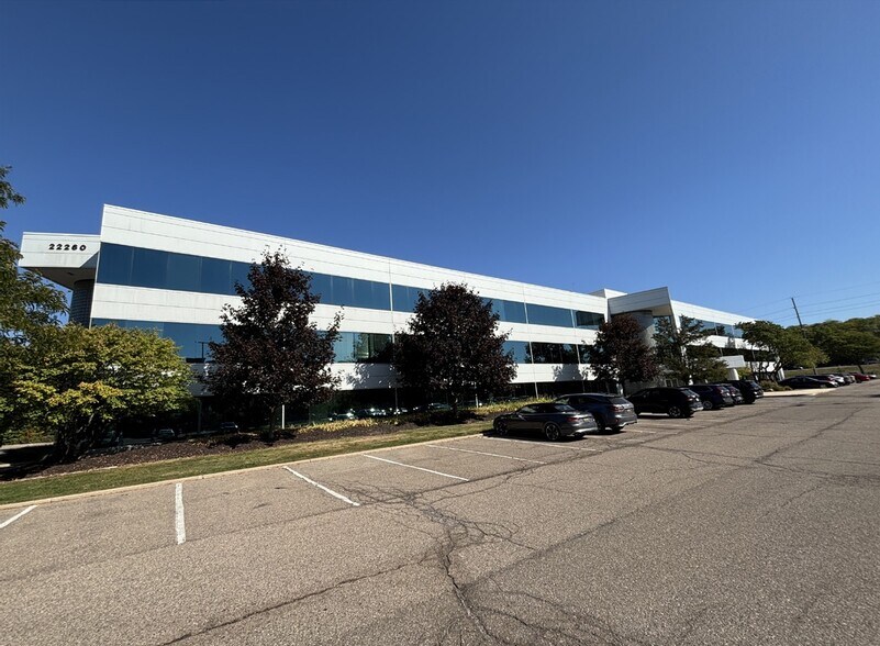 39500 High Pointe Blvd, Novi, MI à louer - Photo de l’immeuble – Image 2 sur 14