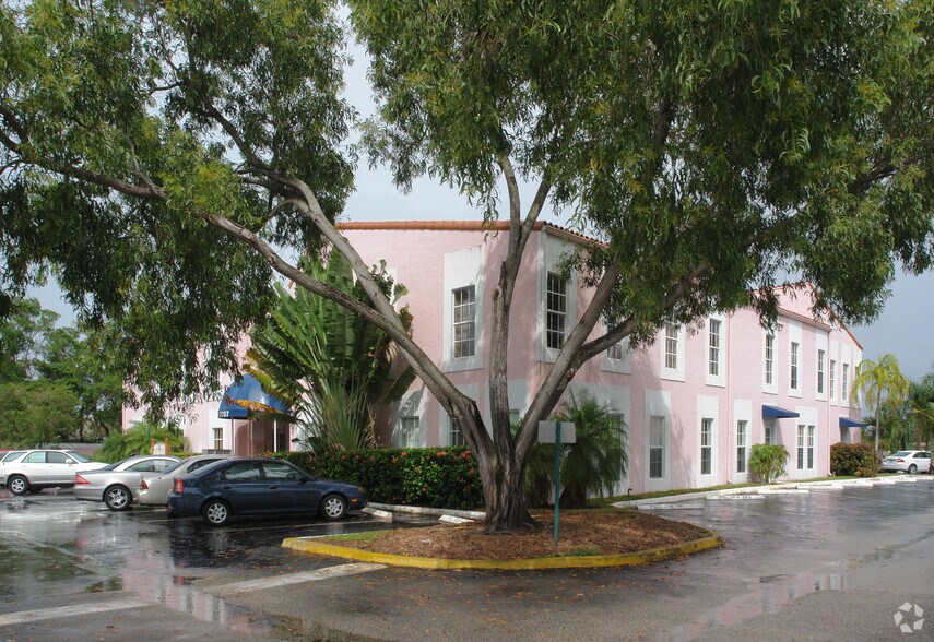 7797 N University Dr, Tamarac, FL à louer - Photo de l’immeuble – Image 3 sur 15