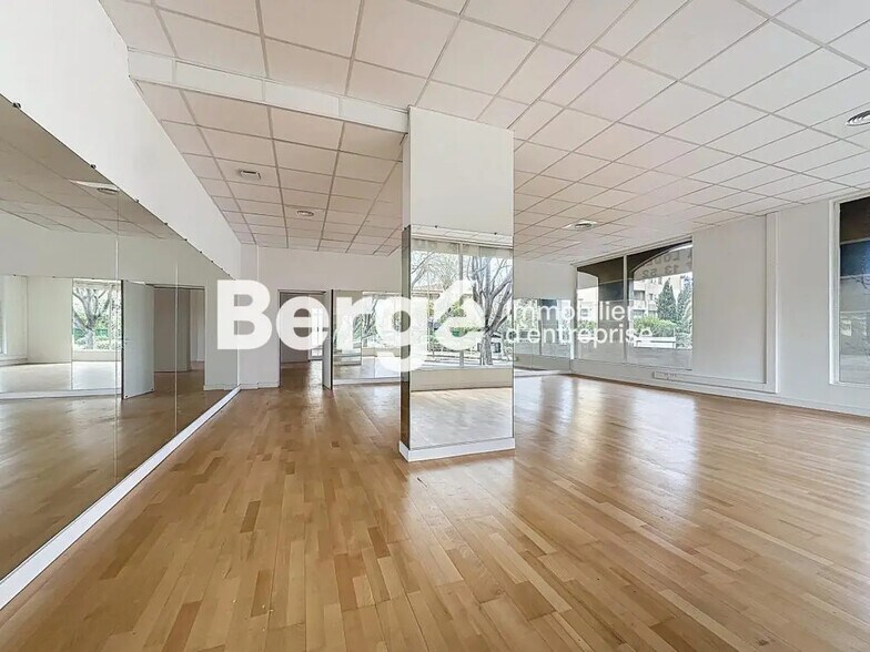 Local commercial dans Antibes à louer - Photo de l’immeuble – Image 1 sur 5