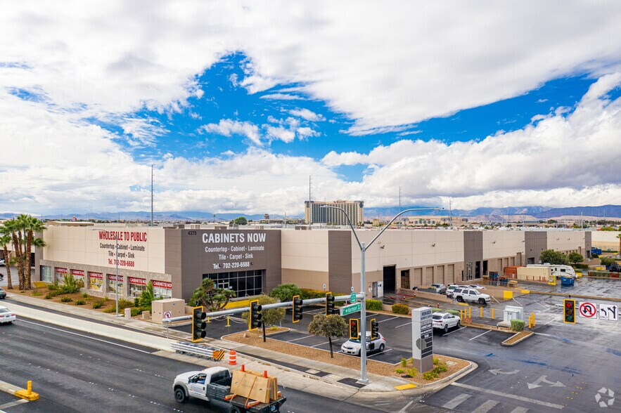 4375 S Valley View Blvd, Las Vegas, NV à louer - Photo principale – Image 1 sur 4