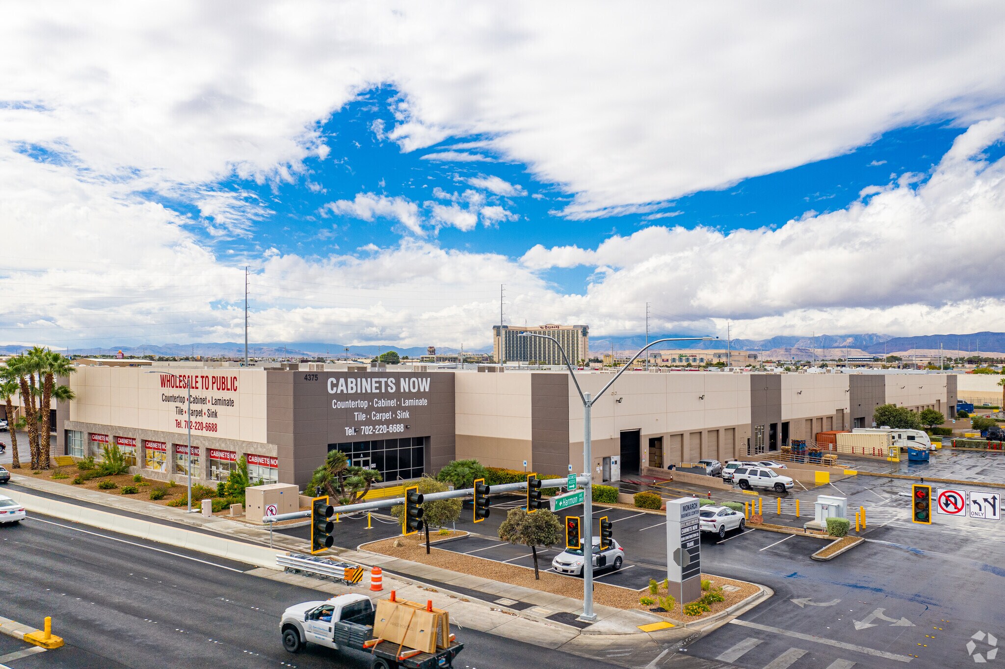4375 S Valley View Blvd, Las Vegas, NV à louer Photo principale– Image 1 sur 5