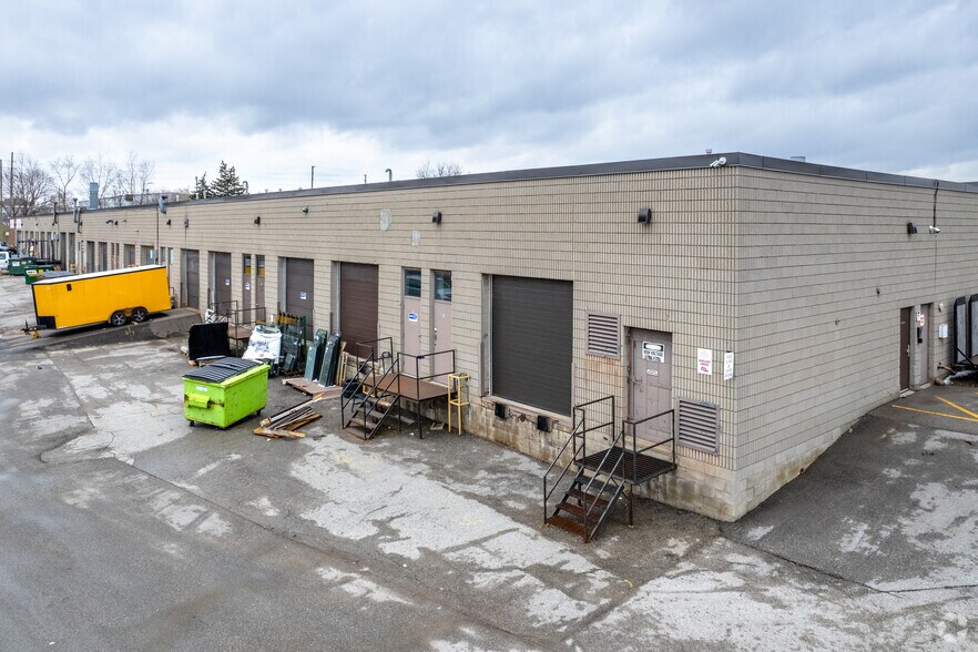 65 Bowes Rd, Concord, ON à louer - Photo de l’immeuble – Image 2 sur 2