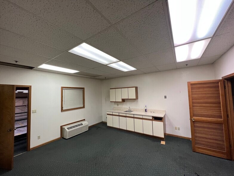 2516 Industrial Park Dr, Goshen, IN à louer - Photo de l’immeuble – Image 3 sur 17