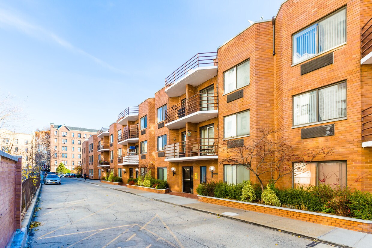 11940 Metropolitan Ave, Kew Gardens, NY à louer Photo de l’immeuble– Image 1 sur 5