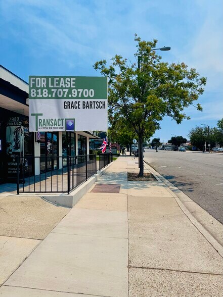 Busy Street Retail Small Rare Space, Thousand Oaks, CA à louer - Photo de l’immeuble – Image 3 sur 7