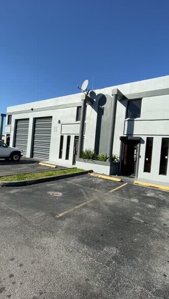 2545 W 80th St, Hialeah, FL à louer - Vidéo sur l’annonce professionnelle – Image 2 sur 8