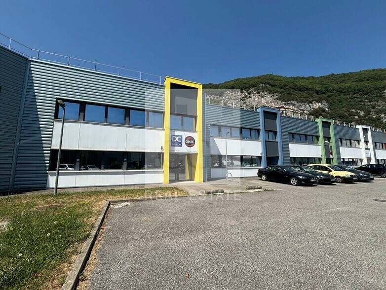 Local d’activités dans Échirolles à louer - Photo de l’immeuble – Image 2 sur 11