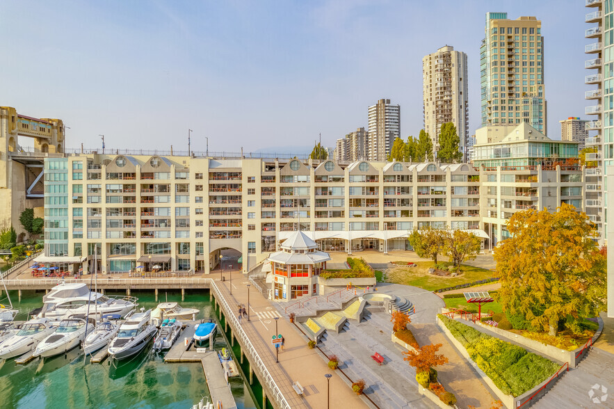 1012 Beach Av, Vancouver, BC à vendre - Photo principale – Image 1 sur 6