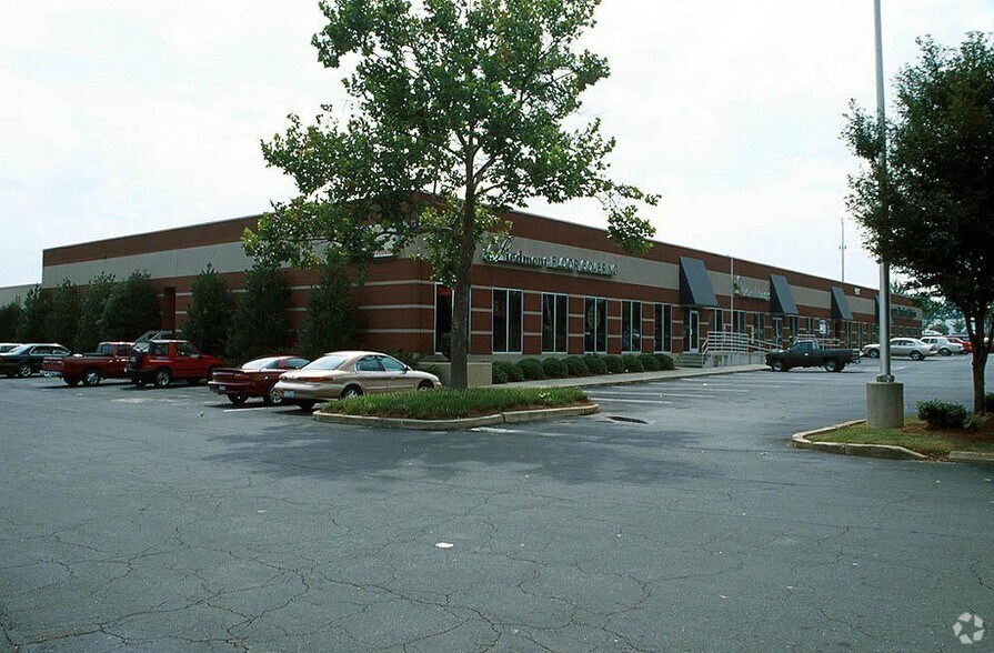 9517 Monroe Rd, Charlotte, NC à louer - Photo de l’immeuble – Image 2 sur 13
