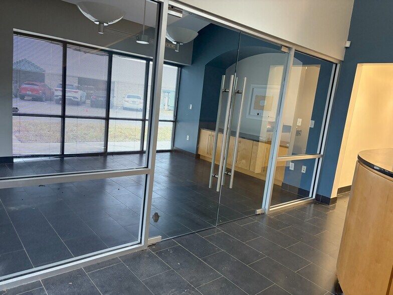8110 Cypress Plaza Dr, Jacksonville, FL à louer - Photo de l’immeuble – Image 3 sur 16