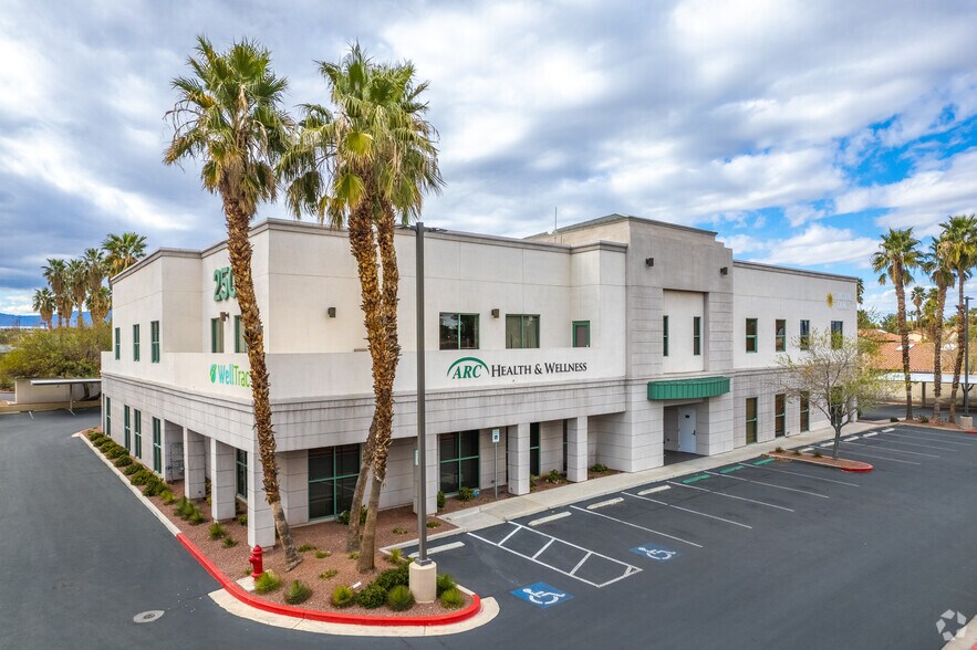 2500 W Sahara Ave, Las Vegas, NV à louer - Photo principale – Image 1 sur 7
