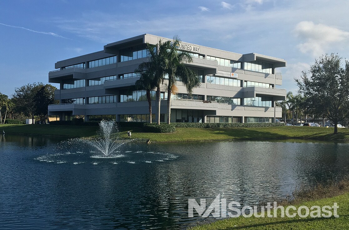 10 SE Central Pky, Stuart, FL à louer Photo de l’immeuble– Image 1 sur 5