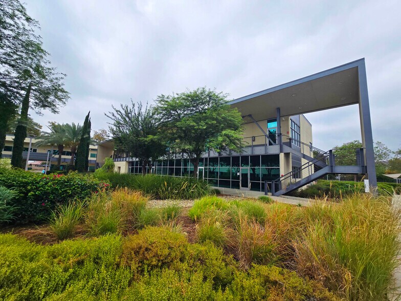 3670 W Temple Ave, Pomona, CA à louer - Photo de l’immeuble – Image 2 sur 14