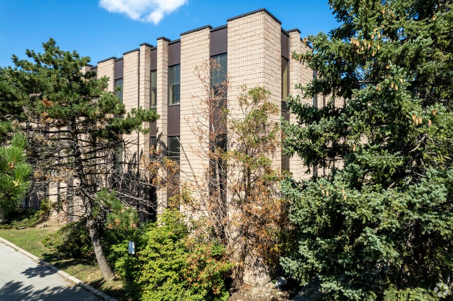 201 Consumers Rd, Toronto, ON à louer - Photo de l’immeuble – Image 2 sur 5